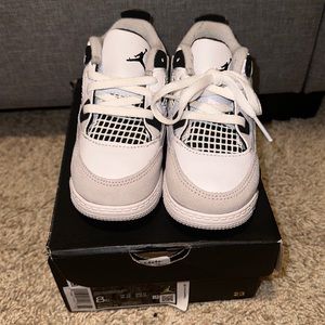 Jordan 4 retro brand new. My daughter couldn’t fit them once we tried on